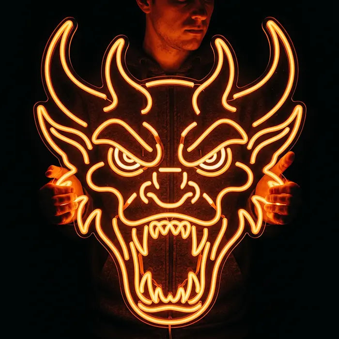 Goldener Drache Neon LED Schild von einem Mann vor dem Körper gehalten