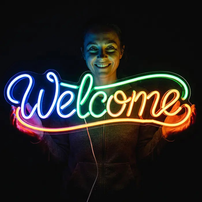 Welcome Neon LED Schild von einer lächelnden Frau gehalten