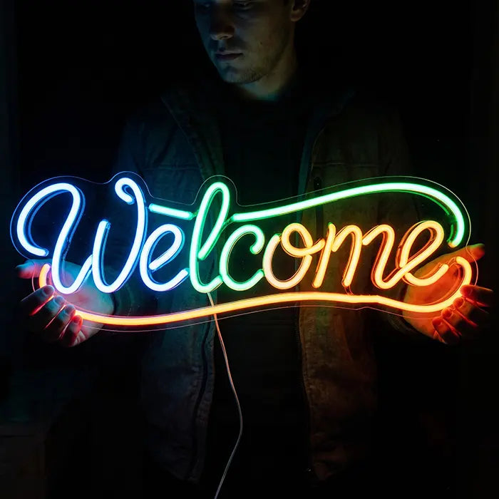 Welcome Neon LED Schild von einem Mann vor dem Körper gehalten