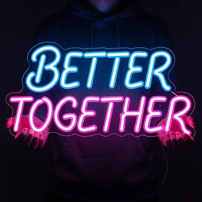 Better Together Neon LED Schild in Blau-Pink vor dem Körper gehalten
