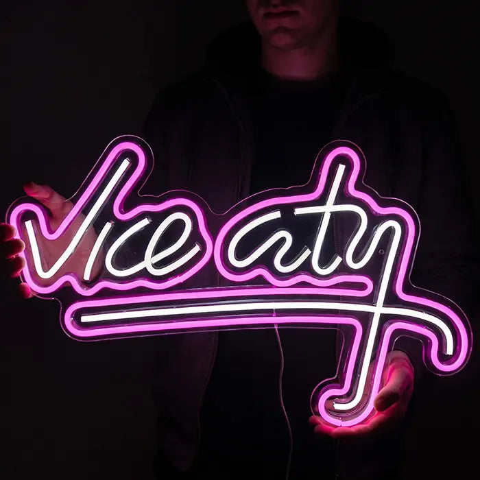 Vice City Original Neon LED Schild von einer Person vor dem Körper gehalten