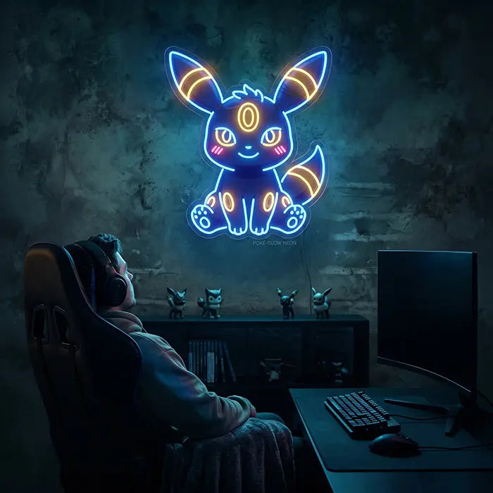 Pokémon Baby Nachtara Neon LED Schild über einem Schreibtisch im Gaming-Zimmer, davor eine Person im Stuhl und Sammelfiguren im Regal
