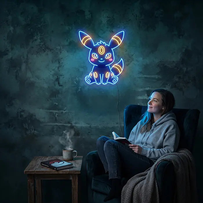 Pokémon Baby Nachtara Neon LED Schild an der Wand über einer Person, die mit Buch und dampfender Tasse im Sessel liest