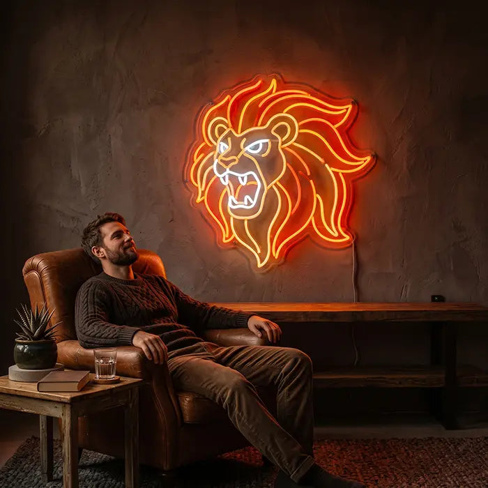 Löwenkopf Neon LED Schild an einer Putzwand über einer Sitzbank, daneben eine Person im Ledersessel