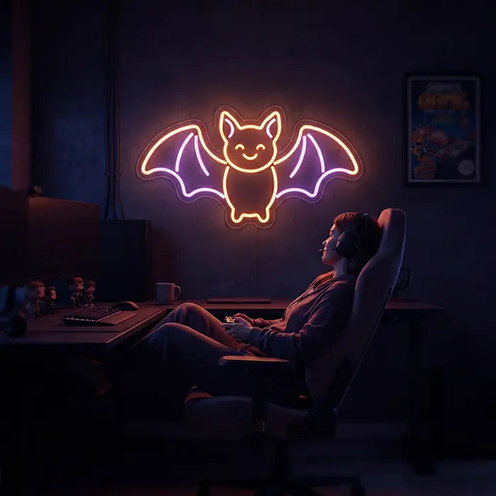 Fledermaus Neon LED Schild über dem Schreibtisch eines Gamers mit Headset im dunklen Zimmer
