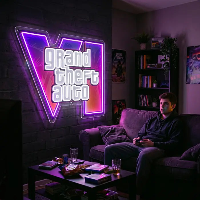 GTA VI Logo Neon LED Schild mit UV-Druck an einer Backsteinwand über einem Mann mit Controller auf dem Sofa