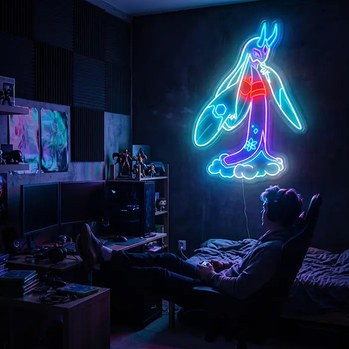 Pokémon Mega-Frosdedje Neon LED Schild über einem Gaming-Schreibtisch, davor ein Mann im Gaming-Stuhl