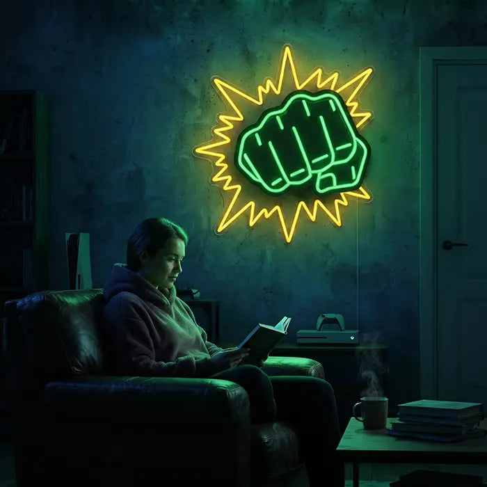 Hulk Faust Neon LED Schild leuchtet im abgedunkelten Wohnzimmer über einer lesenden Frau im Sessel