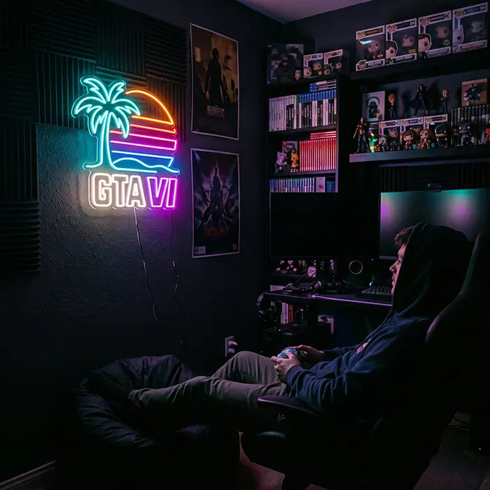 GTA VI Miami Set Neon LED Schild im Design Standard in einem Gaming-Zimmer, davor ein Mann im Gaming-Stuhl