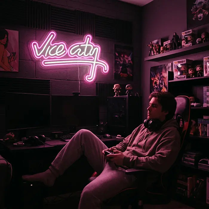 Vice City Original Neon LED Schild in einem Gaming-Zimmer, davor ein Mann im Gaming-Stuhl
