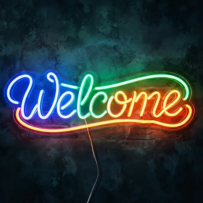 Welcome Neon LED Schild Frontansicht an dunkler Wand, Schreibschrift im Regenbogenverlauf