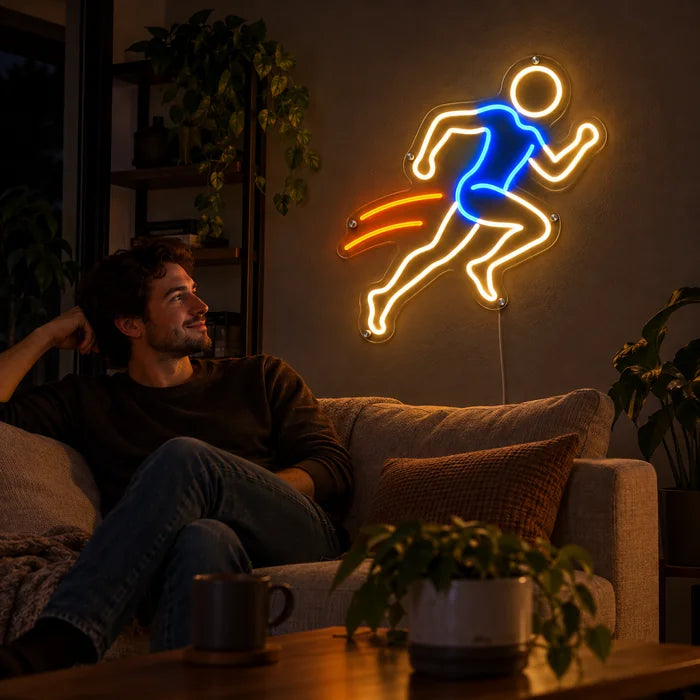 Abendläufer Neon LED Schild an der Wohnzimmerwand, davor entspannt eine Person auf dem Sofa
