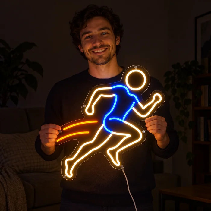 Abendläufer Neon LED Schild in den Händen einer lächelnden Frau vor dunklem Hintergrund