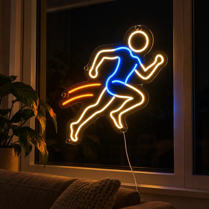 Abendläufer Neon LED Schild abends im Fenster eines gemütlichen Wohnzimmers