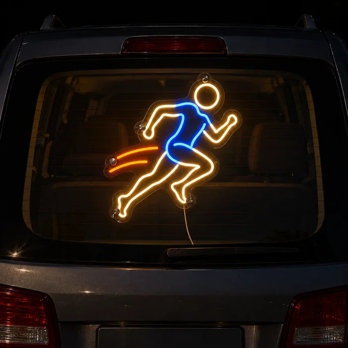 Abendläufer Neon LED Schild an der Heckscheibe eines Autos bei Nacht
