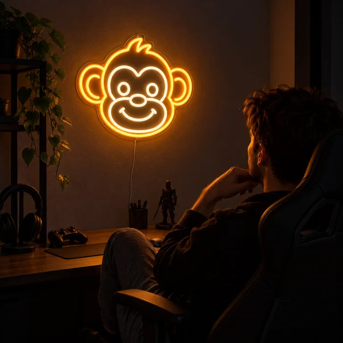 Affengesicht Neon LED Schild über dem Gaming-Schreibtisch, davor ein Spieler im Gaming-Stuhl