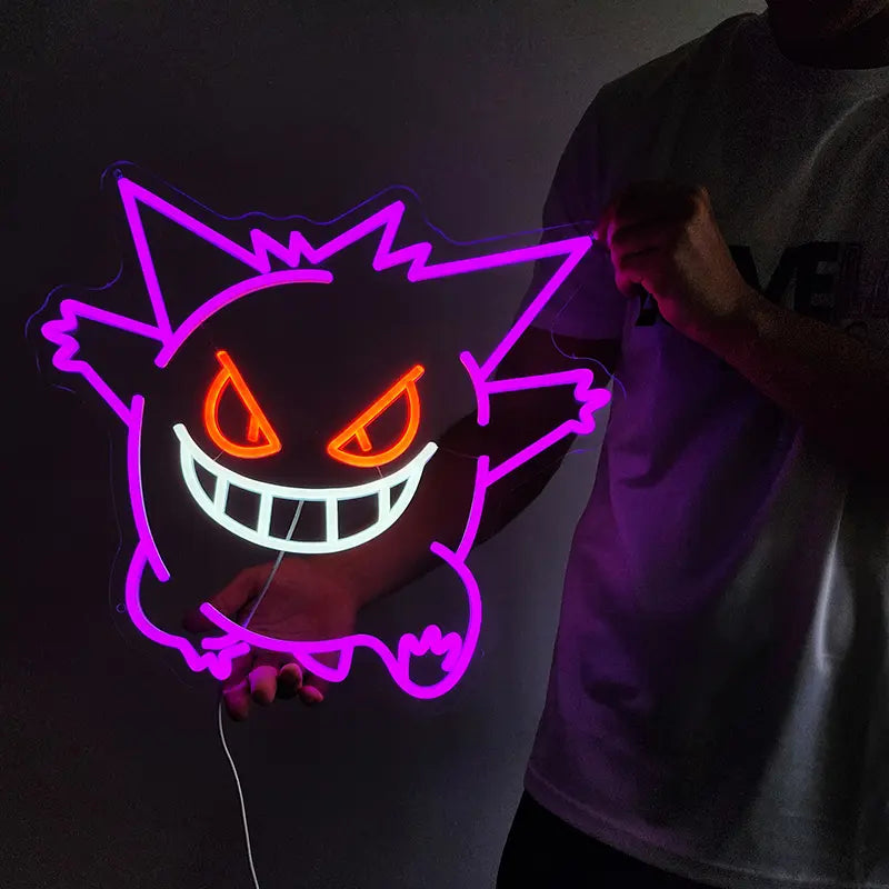 Detailliertes LED-Licht in der Form des Pokémon Gengar, mit stark leuchtendem Umriss und gruselig grinsendem Gesicht in Nahaufnahme