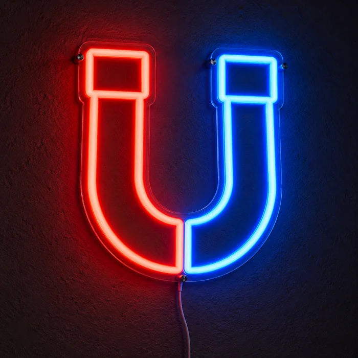 Anziehungskraft Neon LED Schild leuchtend an einer dunklen Wand, Nahaufnahme mit Anschlusskabel