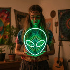 LED-Neon-Wanddeko eines Alien-Kopfes mit großen Augen, beleuchtet in intensiver, grüner Farbe.
