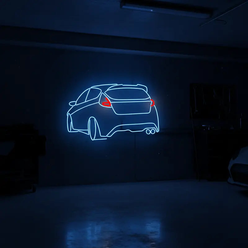 Neon-Silhouette eines Ford Focus Hatchback, die Heckstoßstange und Endrohre des sportlichen Modells sind deutlich hervorgehoben.