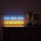 Nahaufnahme eines ästhetischen Neon-Lichtzeichens auf einem dunklen Hintergrund, das Motivation und Erfolg ausstrahlt.