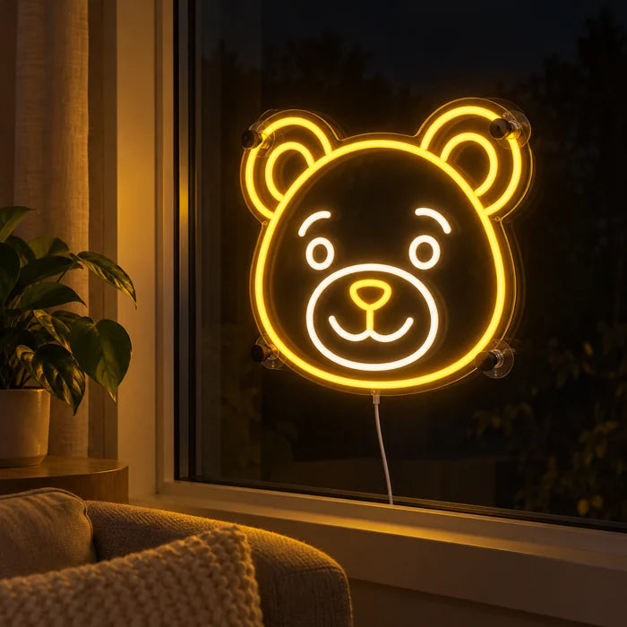 Bärenlächeln Neon LED Schild abends im Fenster eines gemütlichen Wohnzimmers