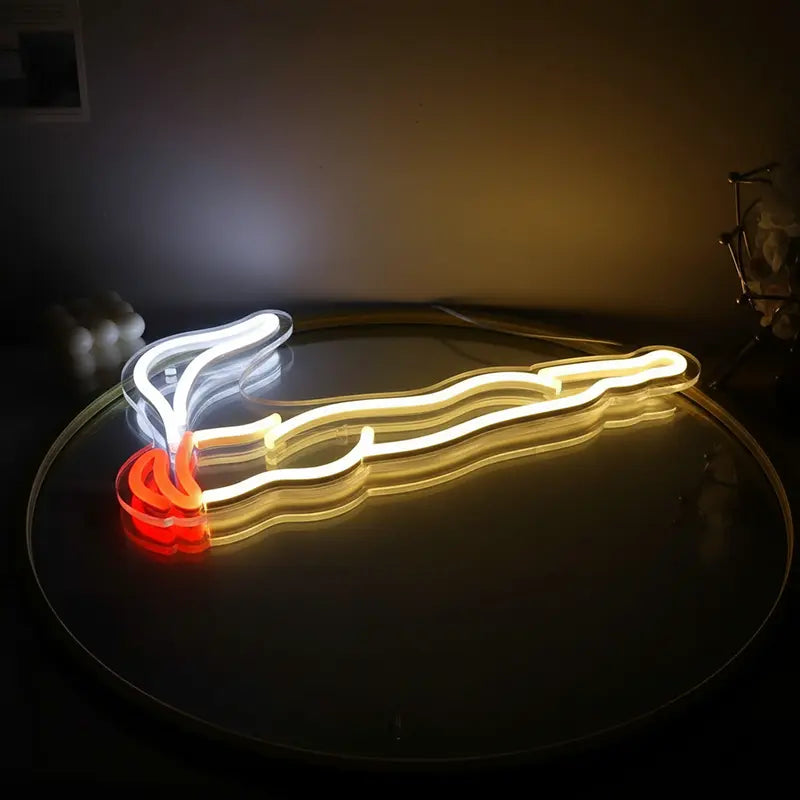 Custom-Neon-Sign mit dem Motiv eines Rauch-Gelenks, beleuchtet in Weiß und Orange als Bar- oder Lounge-Deko.
