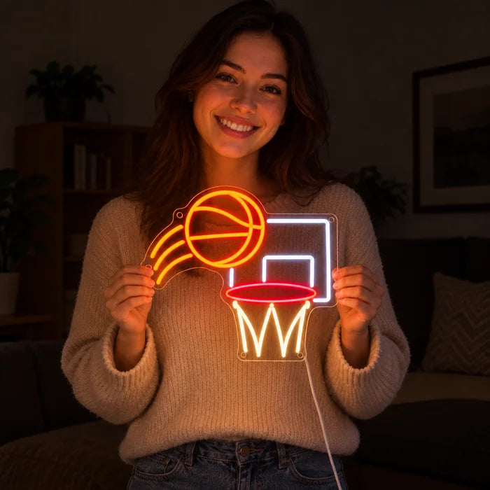 Basketballwurf Neon LED Schild in den Händen einer lächelnden Frau vor dunklem Hintergrund