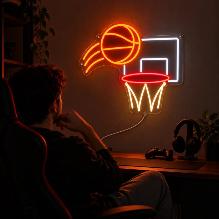 Basketballwurf Neon LED Schild über dem Gaming-Schreibtisch, davor ein Spieler im Gaming-Stuhl