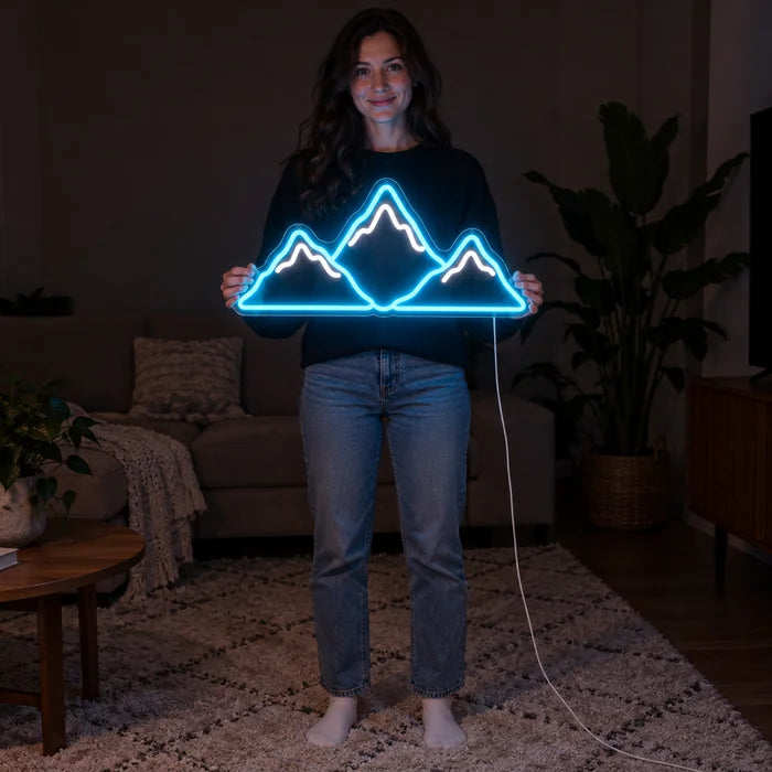 Bergsilhouette Neon LED Schild von einer Frau gehalten, zeigt die Größe im Vergleich zum Körper
