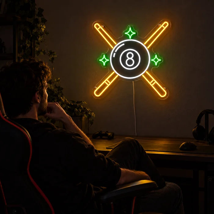 Billardkreuz Neon LED Schild über dem Gaming-Schreibtisch, davor ein Spieler im Gaming-Stuhl