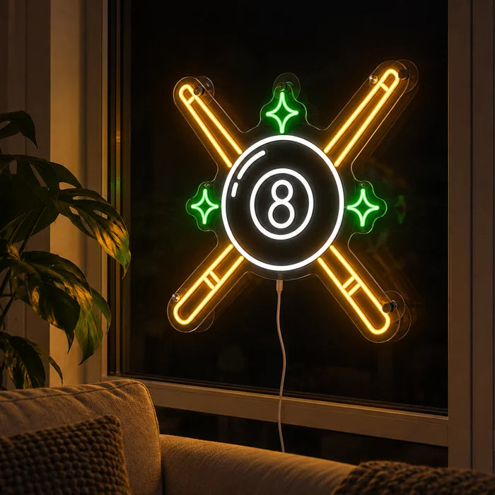 Billardkreuz Neon LED Schild abends im Fenster eines gemütlichen Wohnzimmers