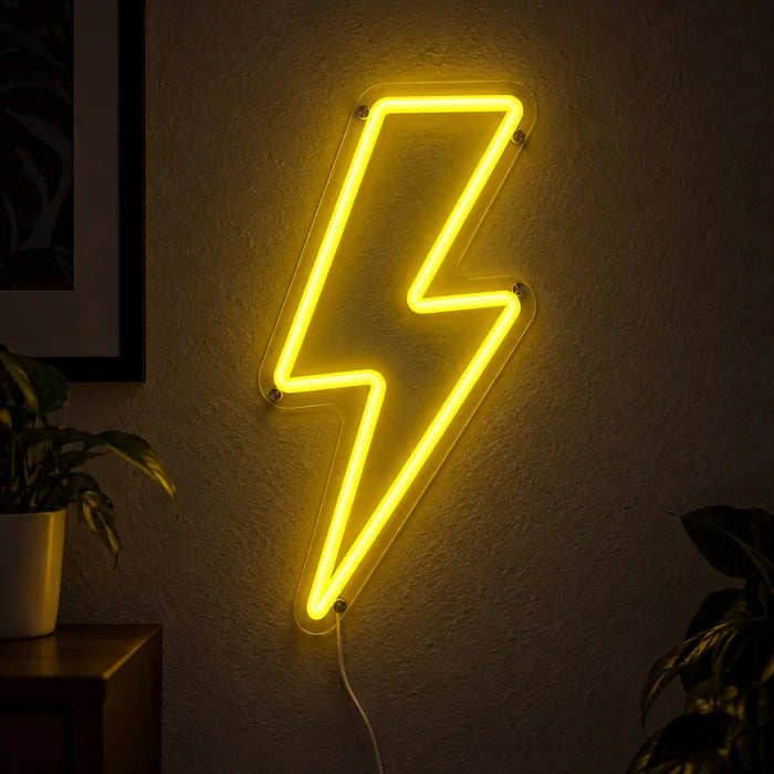 Blitz Neon LED Schild leuchtend an einer dunklen Wand, Nahaufnahme mit Anschlusskabel