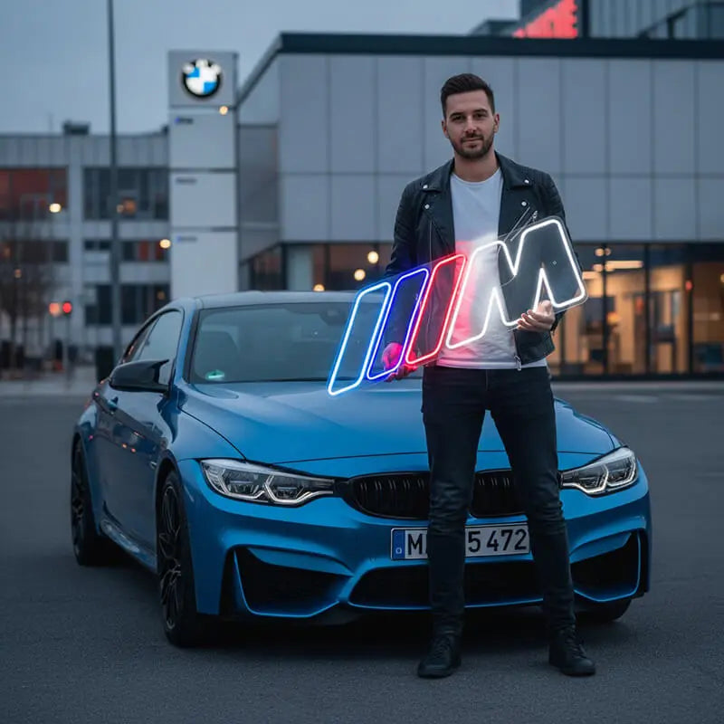Ansicht des BMW M Power LED-Neonschildes bei Nacht, das eine dezente, aber farbintensive Beleuchtung in einem Raum schafft