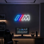 Elegante LED-Wanddekoration mit dem BMW M Emblem in leuchtenden Farben, geeignet für das Zimmer eines Sportwagen-Liebhabers