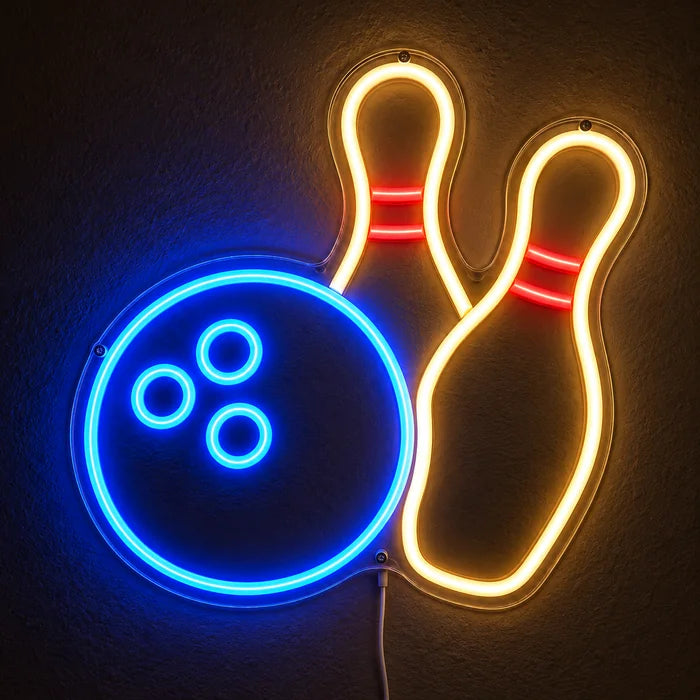Bowlingabend Neon LED Schild leuchtend an einer dunklen Wand, Nahaufnahme mit Anschlusskabel