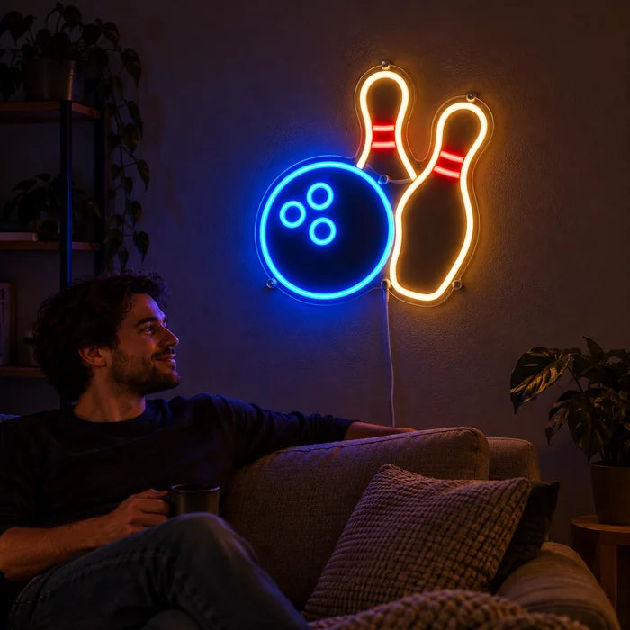 Bowlingabend Neon LED Schild an der Wohnzimmerwand, davor entspannt eine Person auf dem Sofa