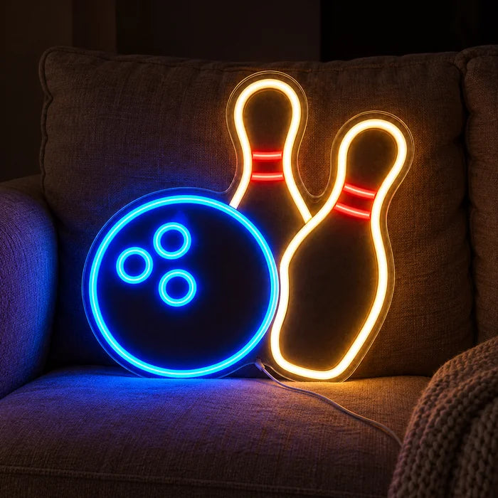 Bowlingabend Neon LED Schild auf einem gemütlichen Sofa zwischen Kissen und Decke