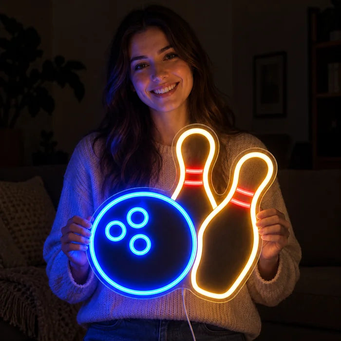 Bowlingabend Neon LED Schild in den Händen einer lächelnden Frau vor dunklem Hintergrund