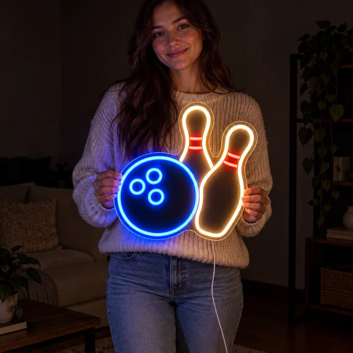 Bowlingabend Neon LED Schild von einer Frau gehalten, zeigt die Größe im Vergleich zum Körper