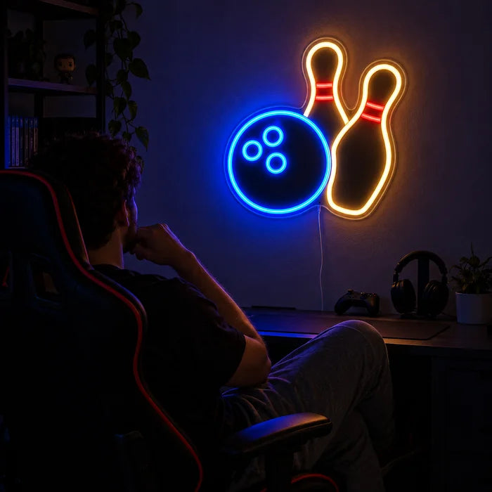 Bowlingabend Neon LED Schild über dem Gaming-Schreibtisch, davor ein Spieler im Gaming-Stuhl