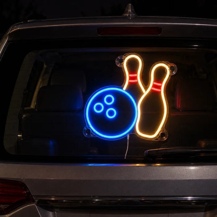 Bowlingabend Neon LED Schild an der Heckscheibe eines Autos bei Nacht