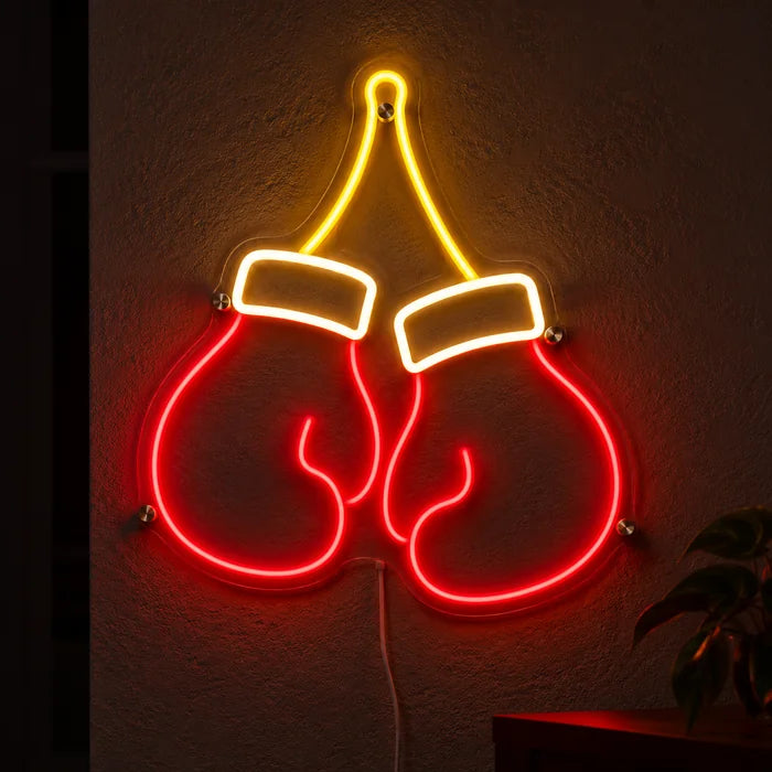 Boxhandschuhe Neon LED Schild leuchtend an einer dunklen Wand, Nahaufnahme mit Anschlusskabel