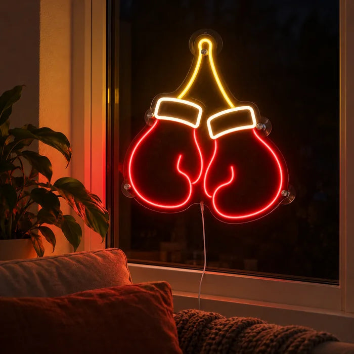 Boxhandschuhe Neon LED Schild abends im Fenster eines gemütlichen Wohnzimmers