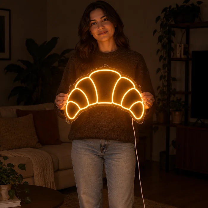 Buttercroissant Neon LED Schild von einer Frau gehalten, zeigt die Größe im Vergleich zum Körper