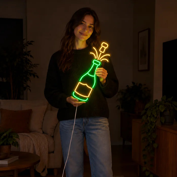 Champagner Neon LED Schild von einer Frau gehalten, zeigt die Größe im Vergleich zum Körper