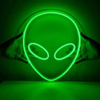 Grünes Neon-Symbol eines schlanken Alien-Kopfes mit ovalen Augen, das extraterrestrisches Flair schafft.