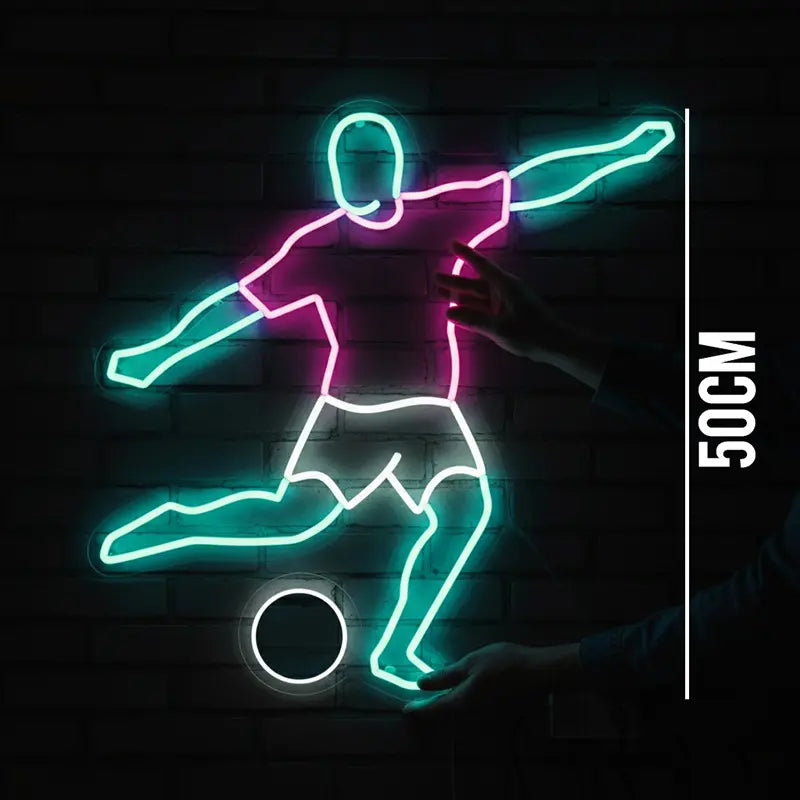 Sport-Motiv Neon-Schild: Silhouette eines Soccer Players in Schusshaltung mit leuchtenden Linien in Magenta und Hellblau
