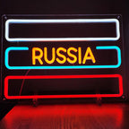 Beleuchteter RUSSIA-Schriftzug in strahlendem Gelb, platziert auf einem Holzuntergrund für Innenräume