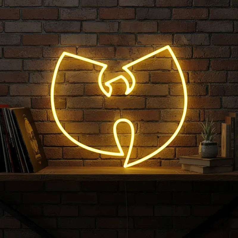 Klassisches Wu-Tang Clan Logo in Form eines "W" als Neon-Schild, leuchtend in hellem Gelb/Orange.
